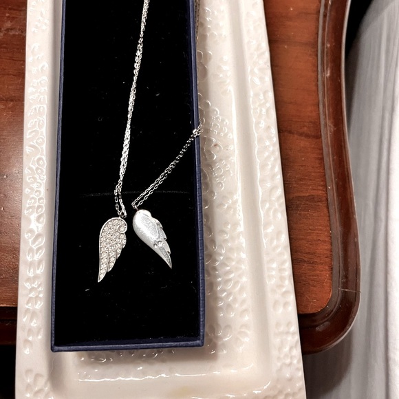 Pair of Necklaces Wings
Design by Swarovski - Picture 1 of 6